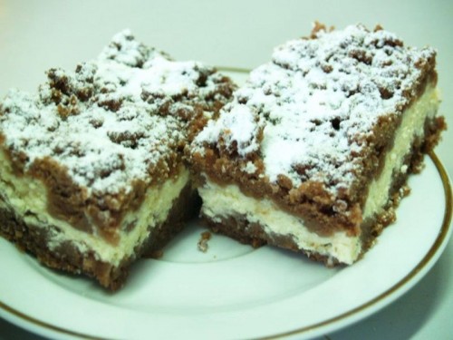 Prajitura cu branza de vaci si blat spritat de cacao